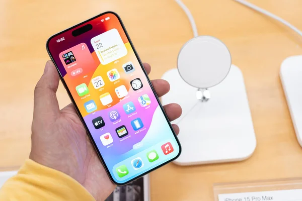 Bangkok Tayland 22 SEP 2023: Apple yeni akıllı telefon iPhone 15 serisini piyasaya sürdü. Adam yeni iPhone 15 'ini Tayland' daki bir şarj deposuna koyuyor..