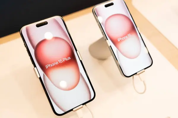 Bangkok Tayland 22 SEP 2023: Apple yeni akıllı telefon iPhone 15 serisini piyasaya sürdü. iPhone 15 'in yanı sıra iPhone 15 Plus ve iPhone 15' i bir mağazada karşılaştırma ve test etme.
