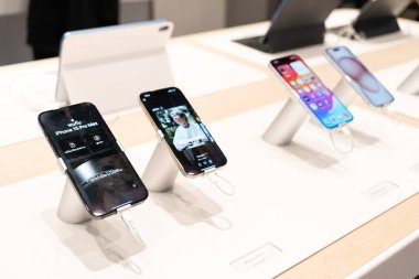 Bangkok Tayland 22 SEP 2023: Apple yeni akıllı telefon iPhone 15 serisini piyasaya sürdü. iPhone 15 'in yanı sıra iPhone 15 Pro, Pro, Plus ve iPhone 15' i bir mağazada karşılaştırma ve test etme.