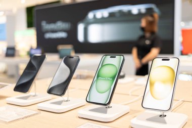 Apple yeni akıllı telefon iPhone 15 serisini piyasaya sürüyor. iPhone 15 'in yanı sıra iPhone 15 Pro, Pro, Plus ve iPhone 15' i bir mağazada karşılaştırma ve test etme.