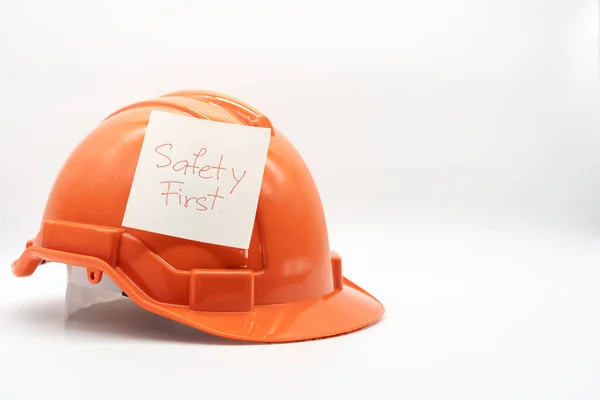 オレンジの安全帽子 メッセージの安全第一 白い背景で孤立したハードハット — ストック写真