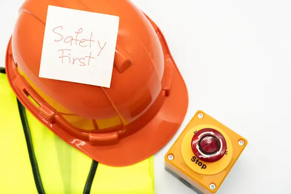 安全第一消息在纸上 安全齿轮 反光背心 安全帽或安全帽 紧急扣子 安全第一概念 — 图库照片