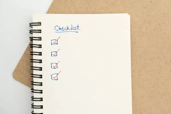 手書きのチェックリストテキスト付きのノートブックのトップビュー チェックリストのコンセプト 赤いチェックマーク付きチェックリストボックス — ストック写真