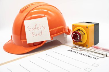 Güvenlik İlk Mesaj Defteri. Güvenlik denetimi ve risk doğrulaması sırasında boş liste kağıtları. Hard hat ya da Safety şapkalı güvenlik listesi formu ve Acil Durdurma Tuşu.