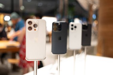 Apple 'ın yeni iPhone 15 Pro sunumu veya bir Apple mağazasının içinde maksimum 15 Pro.