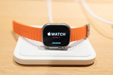 Bangkok Tayland OKT 18 2023: Apple Watch Ultra 2. Bir kahraman nesnesi tanıtım için Apple Watches Ultra 2 'yi sunar.