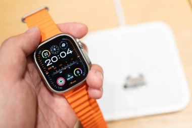 Bangkok Tayland OKT 18 2023: Apple Watch Ultra 2. Bir kahraman nesnesi tanıtım için Apple Watches Ultra 2 'yi sunar.