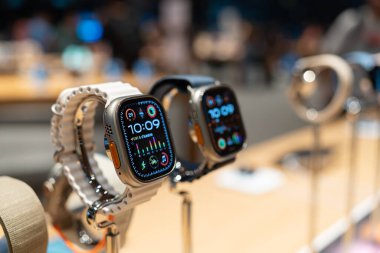 Bangkok Tayland OKT 18 2023: Apple Watch Ultra 2. Bir kahraman nesnesi tanıtım için Apple Watches Ultra 2 'yi sunar.