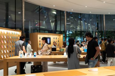 Bangkok Tayland OCT 18 2023: Apple ürünlerini inceleyen insanlar iPhone, iPad, Apple Watch at Apple Store Central World.