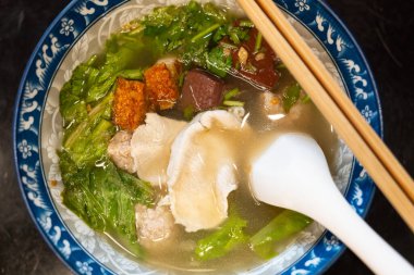 Kanlı domuz pudingi çorbası Tayland usulü kan jölesi ve Offal Soup. Tayland 'da meşhur sokak yemekleri.