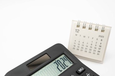 Ekranda 2024 numaralı hesap makinesi ve Takvim DEC 2023. Finans, vergi, tasarruf ve ekonomik kriz kavramı. Program, zaman çizelgesi ve iş yönetimi. İş ve vergi kavramı.
