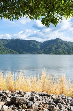 Güzel bir dağ gölü manzarası. Güzel dağ gölü. Dağ gölü manzarası