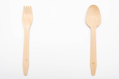 Ahşap çatal bıçak takımı, Eko Tableware, tek kullanımlık çatal bıçak takımı, geri dönüşüm. Çevre gıda paketleme konsepti, sıfır atık kağıt, sürdürülebilirlik.