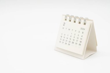 FEB 2024 için beyaz arka planda izole edilmiş basit masa takvimi. Kopyalama alanı ile takvim kavramı.
