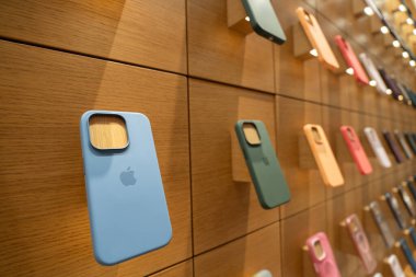 Bangkok Tayland DEC 22 2023: Apple Store Central World 'de çok renkli ve eğimli yan yana dizilmiş silikon iPhone kaplaması serisi.