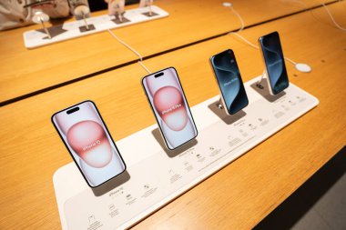 Bangkok Tayland DEC 22 2023: Apple 'ın yeni iPhone 15' inin Apple mağazası Central World 'de sunumu. iPhone 15 serisinin birçok rengini göster.
