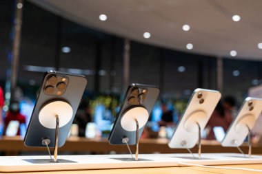 Bangkok Tayland DEC 22 2023: Apple 'ın yeni iPhone 15' inin Apple mağazası Central World 'de sunumu. iPhone 15 serisinin birçok rengini göster.