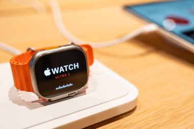 Bangkok Tayland DEC 22 2023: Yeni Apple Watch Ultra 2: fitness izleme, sağlık odaklı yetenekler ve kablosuz iletişim ile yeni özellikler.