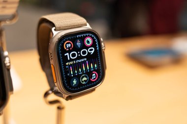 Bangkok Tayland DEC 22 2023: Yeni Apple Watch Ultra 2: fitness izleme, sağlık odaklı yetenekler ve kablosuz iletişim ile yeni özellikler.