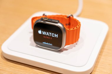Bangkok Tayland DEC 22 2023: Yeni Apple Watch Ultra 2: fitness izleme, sağlık odaklı yetenekler ve kablosuz iletişim ile yeni özellikler.