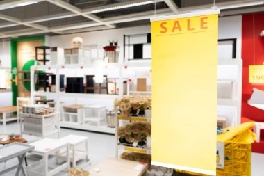 Alışveriş merkezindeki boş tabela. Alışveriş merkezindeki alışveriş merkezinin üzerine reklam çerçevesi ayarı yap. Boşluğu kopyala.