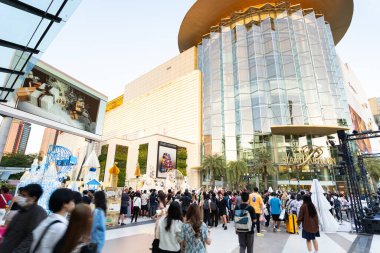 Bangkok Tayland DEC 22 2023 Siyam Paragon 'un önünde. Siyam Paragon 'un önünde yürüyen bir kalabalık. Siyam Paragon Alışveriş Merkezi. Asya 'nın en büyük alışveriş merkezlerinden biridir..