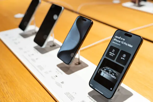 Bangkok Tayland DEC 22 2023: Apple 'ın yeni iPhone 15' inin Apple mağazası Central World 'de sunumu. iPhone 15 serisinin birçok rengini göster.