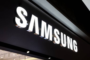  Alışveriş merkezinde Samsung Teknoloji Markası logosu. Elektronik üreten Güney Kore şirketi.