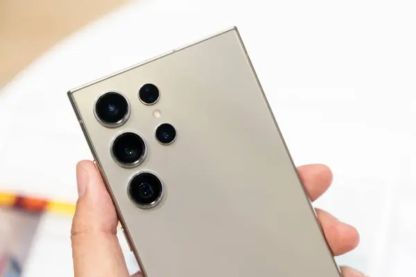 Samsung, The New Samsung Galaxy S24 Ultra 'nın yeni modellerini tanıtıyor. AI ile modern cep telefonu teknolojisi kavramı.