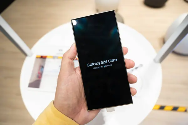 Bangkok Tayland JAN 18: 2024: Samsung, The New Samsung Galaxy S24 Ultra 'nın yeni modellerini piyasaya sürdü. AI ile modern cep telefonu teknolojisi kavramı.
