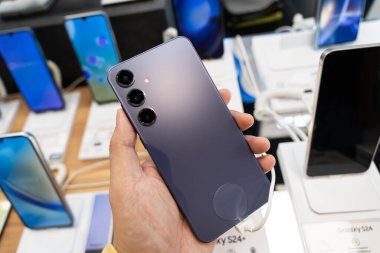 Samsung, The New Samsung Galaxy S24 'ü piyasaya sürerken yeni modeller tanıtıyor. AI ile modern cep telefonu teknolojisi kavramı.