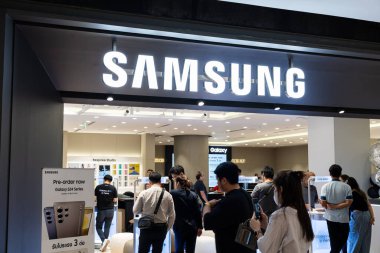 Merkez Dünya 'daki Samsung Experience Store' da müşteri. Samsung Experience mağazasının önünde..