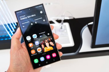 Samsung, The New Samsung Galaxy S24 Ultra 'nın yeni modellerini tanıtıyor. AI ile modern cep telefonu teknolojisi kavramı.