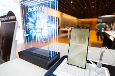 Samsung, The New Samsung Galaxy S24 Ultra 'nın yeni modellerini tanıtıyor. AI ile modern cep telefonu teknolojisi kavramı.