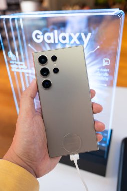 Samsung, The New Samsung Galaxy S24 Ultra 'nın yeni modellerini tanıtıyor. AI ile modern cep telefonu teknolojisi kavramı.