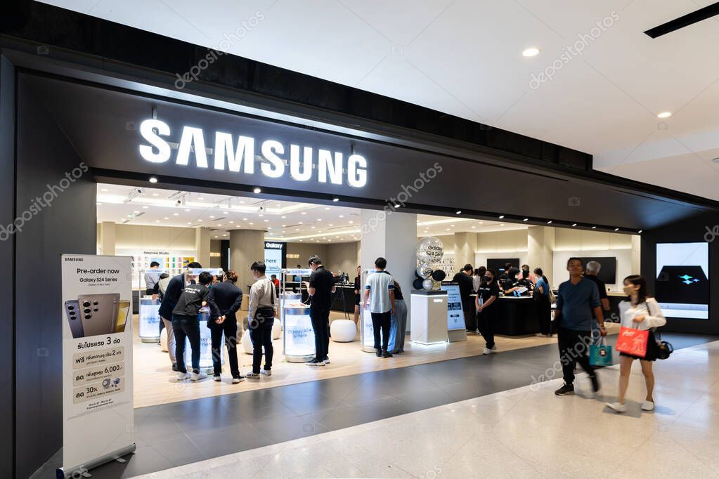 Customer in Samsung Experience Store in Central World. In front of a Samsung Experience store.