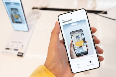 Samsung, The New Samsung Galaxy S24 'ü piyasaya sürdü. AI ile modern cep telefonu teknolojisi kavramı.