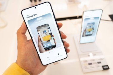 Samsung, The New Samsung Galaxy S24 'ü piyasaya sürerken yeni modeller tanıtıyor. AI ile modern cep telefonu teknolojisi kavramı
