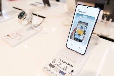 Samsung, The New Samsung Galaxy S24 'ü piyasaya sürerken yeni modeller tanıtıyor. AI ile modern cep telefonu teknolojisi kavramı