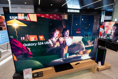 Samsung Galaxy S24 Ultra 'nın reklam filmi bir alışveriş merkezinde büyük ekran TV' de..