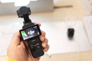 Bir alışveriş merkezinde DJI Osmo Pocket 3.
