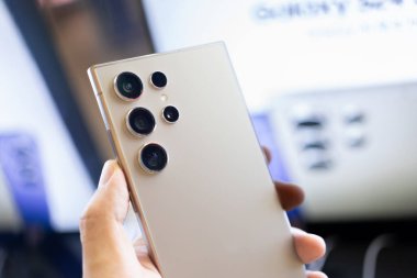 Samsung, The New Samsung Galaxy S24 Ultra 'nın yeni modellerini tanıtıyor. AI ile modern cep telefonu teknolojisi kavramı