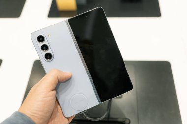 Yeni Samsung Galaxy Z Katlama 5 tanıtım tanıtımı başlatıldı. Modern cep telefonu teknolojisi kavramı.