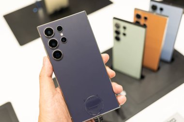 Samsung, The New Samsung Galaxy S24 Ultra 'nın yeni modellerini tanıtıyor. AI ile modern cep telefonu teknolojisi kavramı