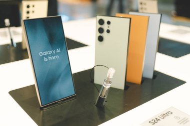 Samsung, The New Samsung Galaxy S24 Ultra 'nın yeni modellerini tanıtıyor. AI ile modern cep telefonu teknolojisi kavramı