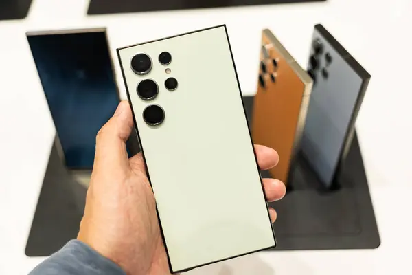 Samsung, The New Samsung Galaxy S24 Ultra 'nın yeni modellerini tanıtıyor. AI ile modern cep telefonu teknolojisi kavramı