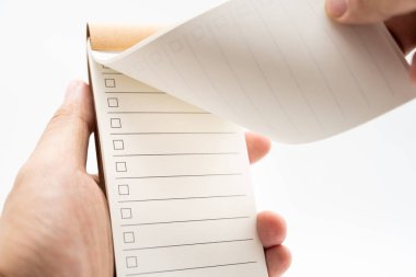 Boş kontrol listesi, alışveriş hatırlatması için planlama veya proje öncelikli görev listesi. Beyaz arkaplanda işaretlenmiş küçük not defteri. Metin için boş kontrol listesi. Boşluğu Kopyala.