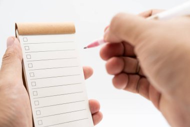 Boş kontrol listesi, alışveriş hatırlatması için planlama veya proje öncelikli görev listesi. Beyaz arkaplanda işaretlenmiş küçük not defteri. Metin için boş kontrol listesi. Boşluğu Kopyala.