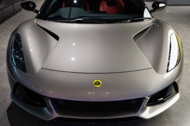 Showroom 'da lotus emira sergileniyor. Yeni Lotus Emira spor arabası.