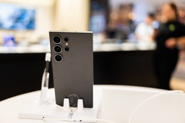 Samsung, The New Samsung Galaxy S24 Ultra 'nın yeni modellerini tanıtıyor. AI ile modern cep telefonu teknolojisi kavramı.